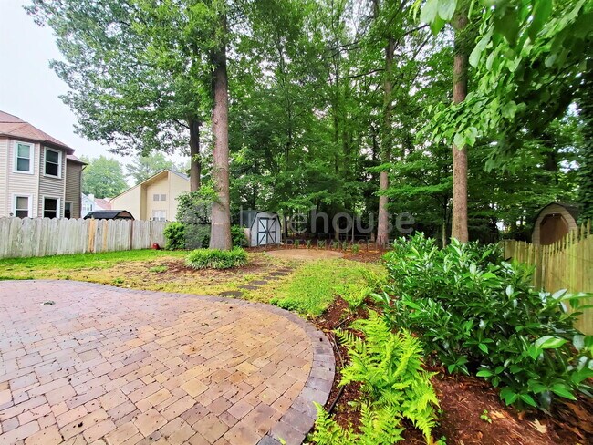 Building Photo - 909 Brandon Quay