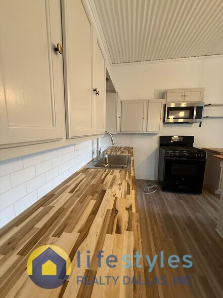 Ample Kitchen Countertops - 1750 Maple Ave