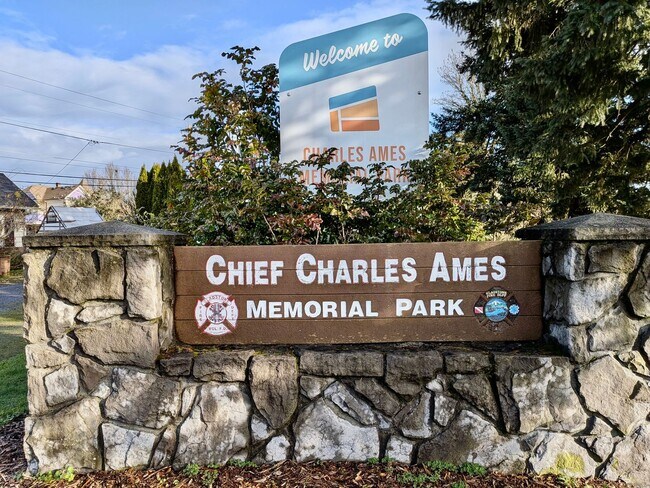 Building Photo - Modern Luxury Meets Small Town Charm in Your New Gladstone Home! Water,Sewer, PGE & NW Natural in...