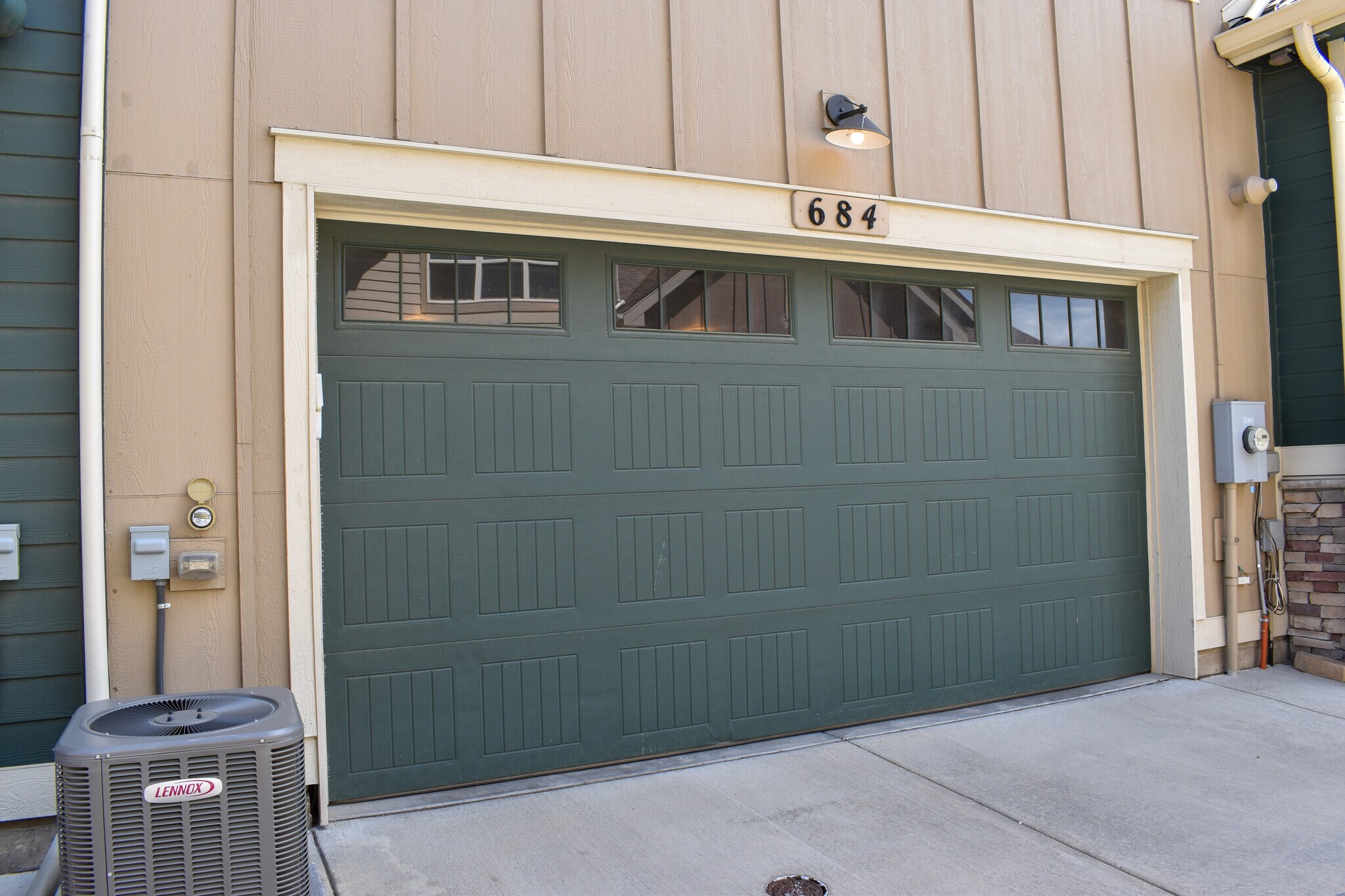 Oversized 2-Car Garage - 684 Mason St