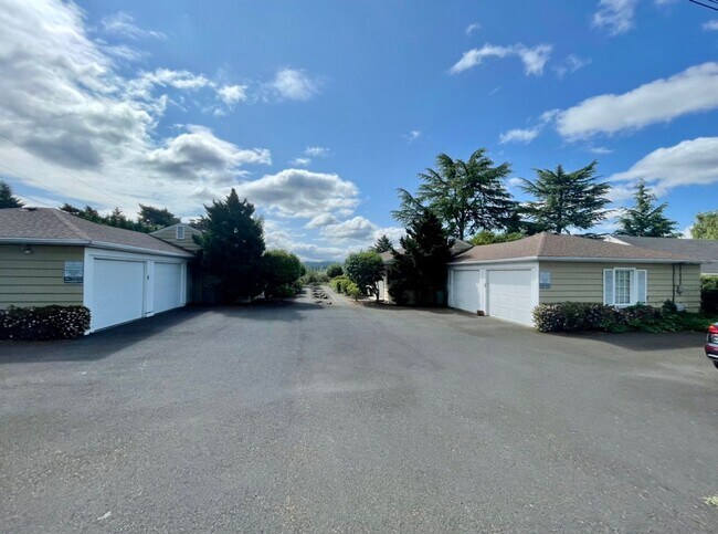 Building Photo - Stunning Two-bedroom In SW Portland~ Great...