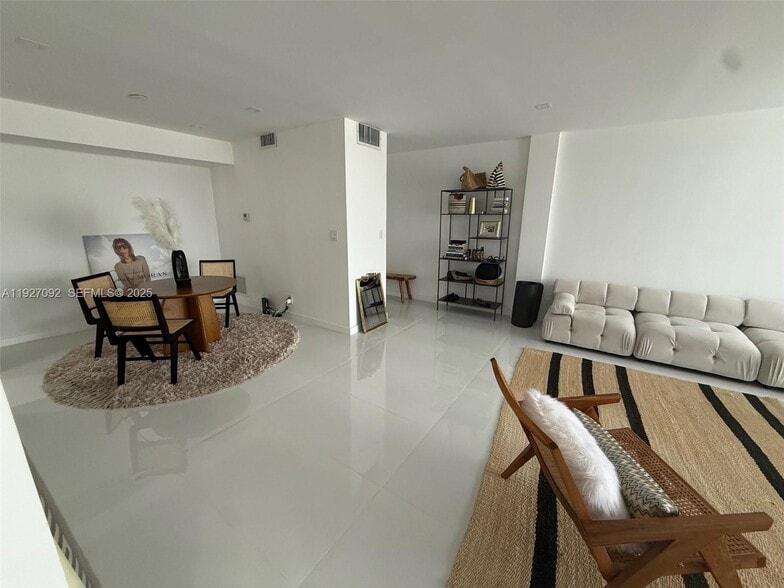 Building Photo - 9381 E Bay Harbor Dr