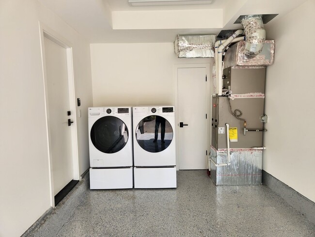 Building Photo - Meticulously renovated 2 bedroom duplex home in central San Mateo