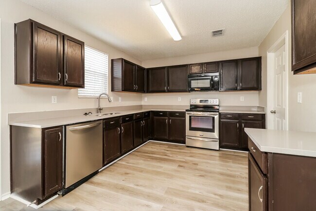 Building Photo - 631 Silvertop Rd