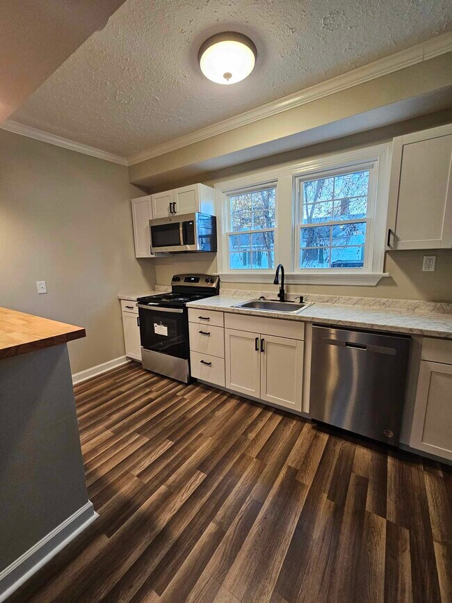 Building Photo - 203 S Fieldcrest Rd