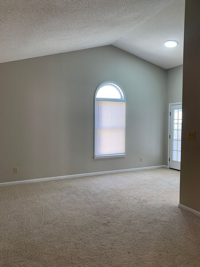 Building Photo - Cozy Living on a quiet cul de sac.