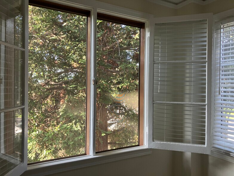 Building Photo - 834 12th St