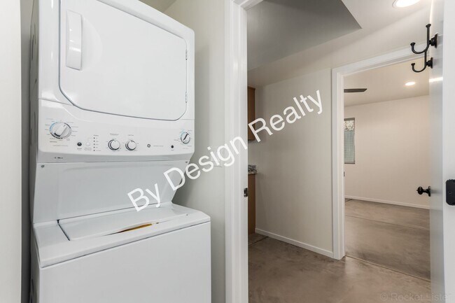 Building Photo - Modern Construction Steps from the University of Arizona