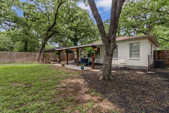 Building Photo - 1404 Bluebonnet Trail