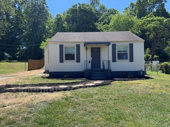 Building Photo - 3222 Selma Ave