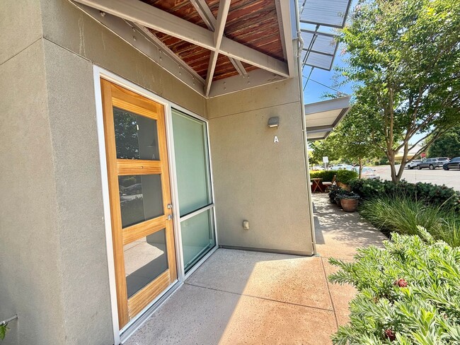 Building Photo - Bright and Open Del Rio Work Loft