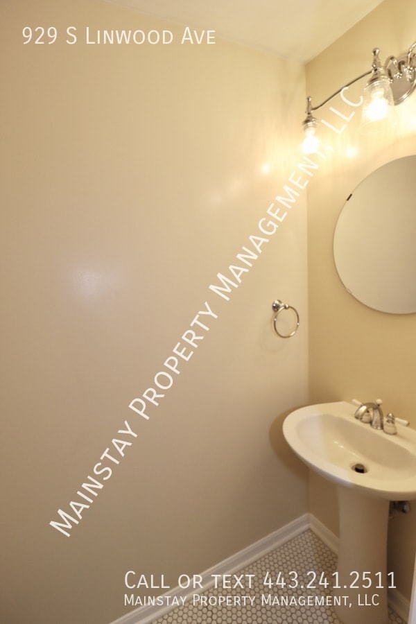 Building Photo - 929 S Linwood Ave