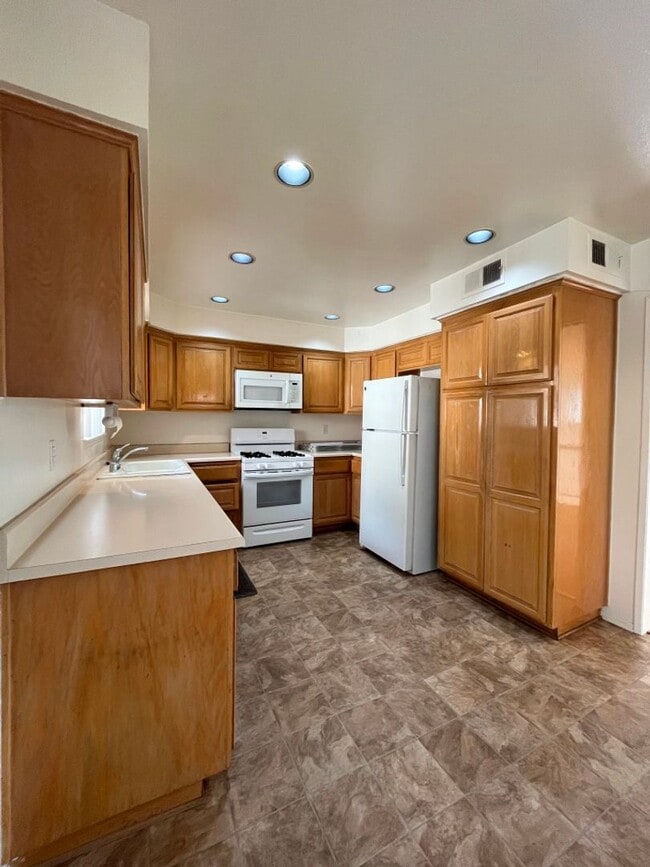 Building Photo - Northridge 3+2.5 in gated community w/pool...