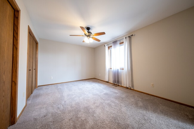 Building Photo - 1410 Juneau Ln N