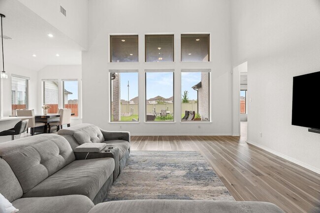 Building Photo - 372 Hollister Dr