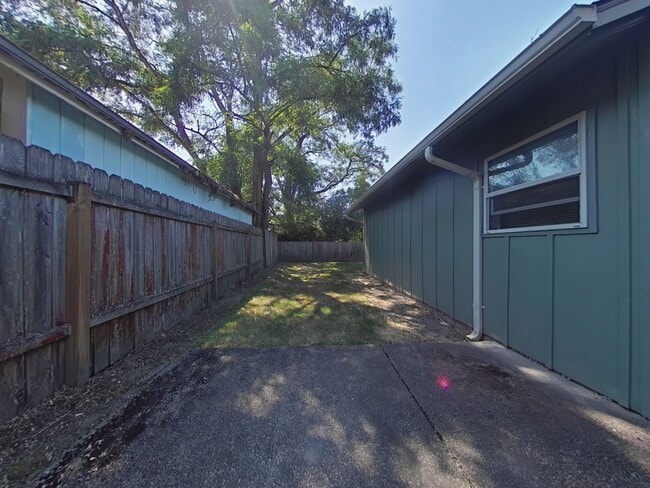 Building Photo - 3 Bedroom House ~ Close to Campus
