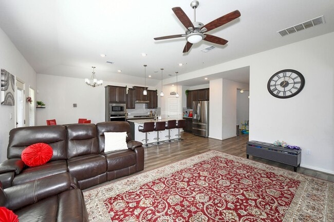Building Photo - Nestled in the highly sought-after Scenic ...