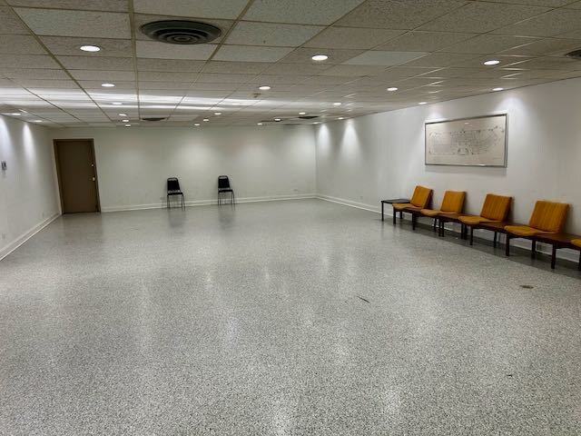 Building Photo - 1301 N Western Ave