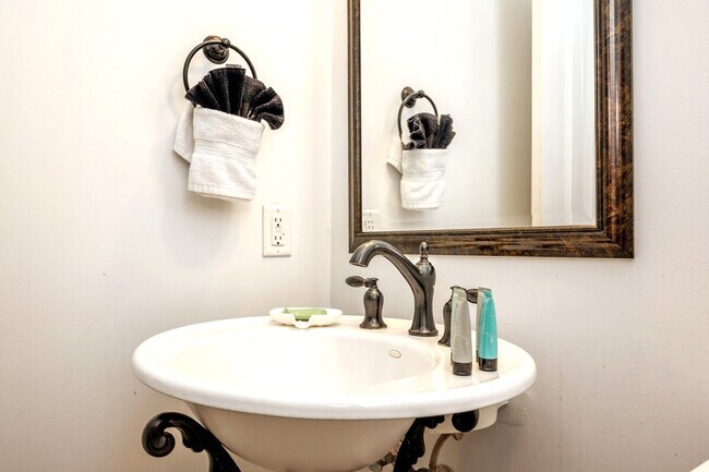 Building Photo - 2825 Scenic Hwy 98