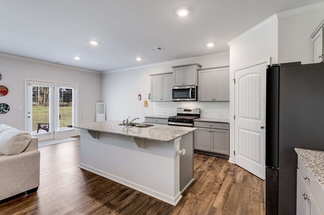 Building Photo - Like New - First Class Amenities