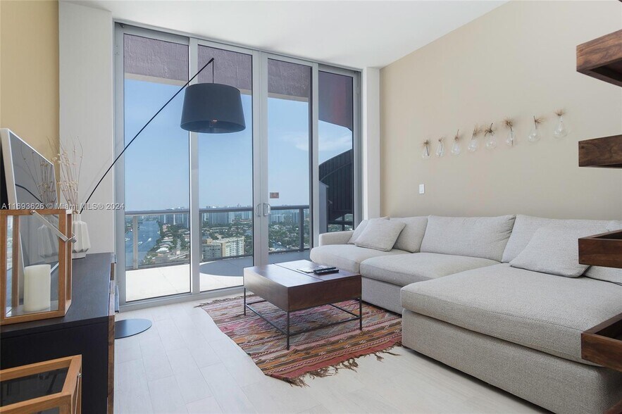 Building Photo - 2602 E Hallandale Beach Blvd