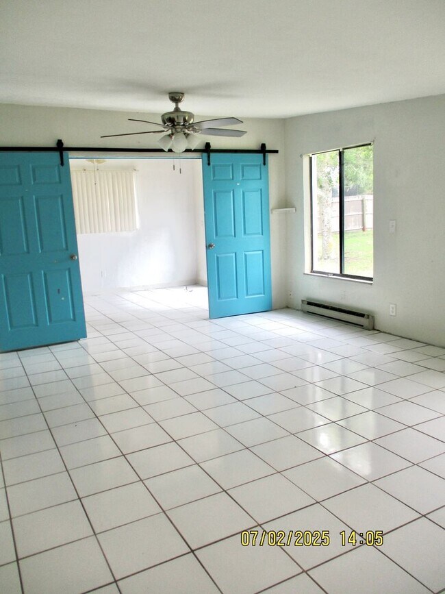 Building Photo - Spacious 3-Bedroom, 2-Bathroom Home in Des...