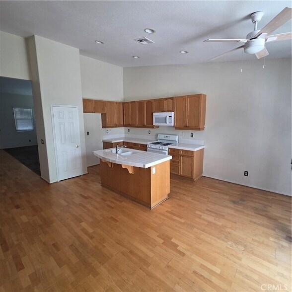 Building Photo - 41089 Robards Way