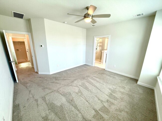 Building Photo - **MOVE IN SPECIAL** 2-Story 3 Bedroom / 2....