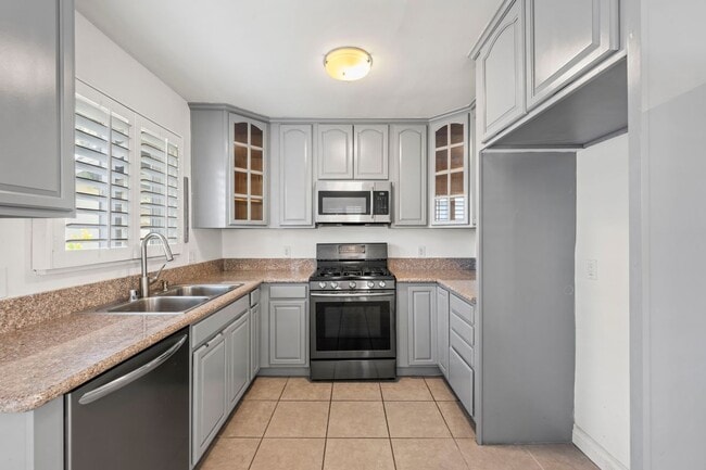 Building Photo - 10823 McVine Ave