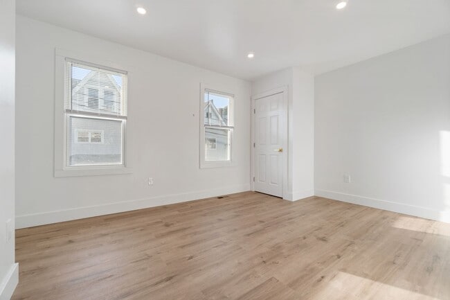 Building Photo - Beautifully renovated 4 bed, 2.5 bath, loc...