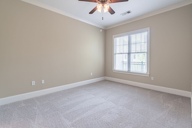 Building Photo - Excellently maintained 1 bedroom, 1.5 bath...