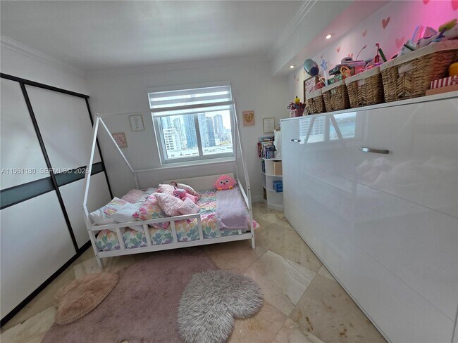 Building Photo - 601 NE 36th St