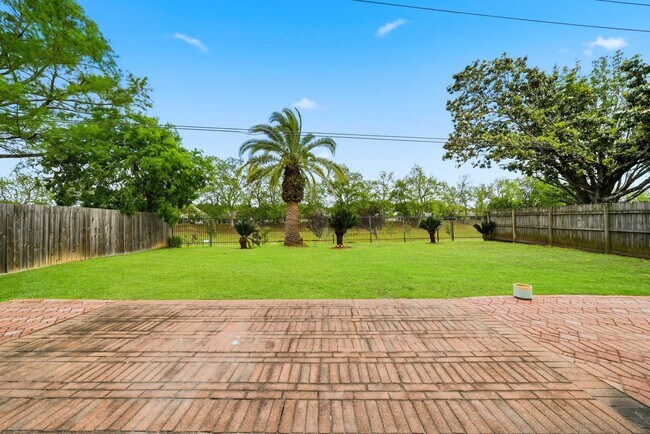 Building Photo - 4323 Ringrose Dr