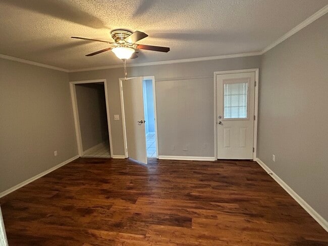 Building Photo - 4 bedroom duplex-East Ridge