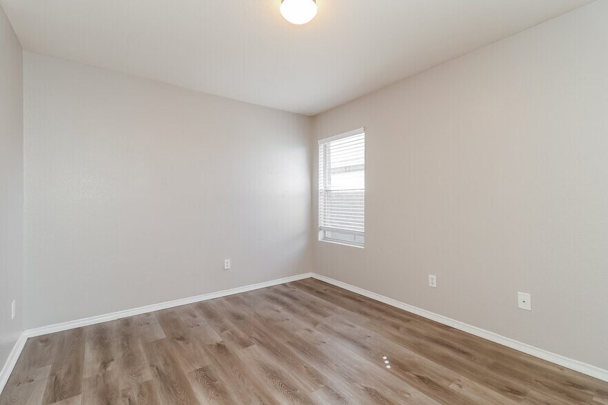 Building Photo - 4524 Waterford Dr
