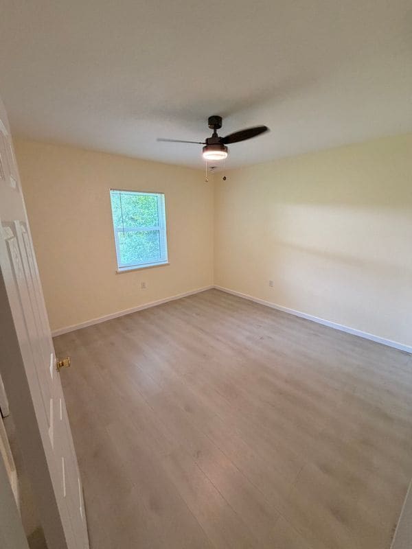 Building Photo - 305 W Country Club Dr