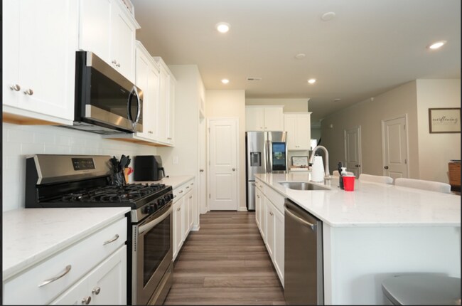 Building Photo - Spacious 4-Bedroom Home with Modern Comforts