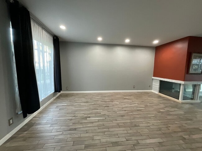 Building Photo - Garden Park Townhomes: 3 Bedroom 3 Bath At...