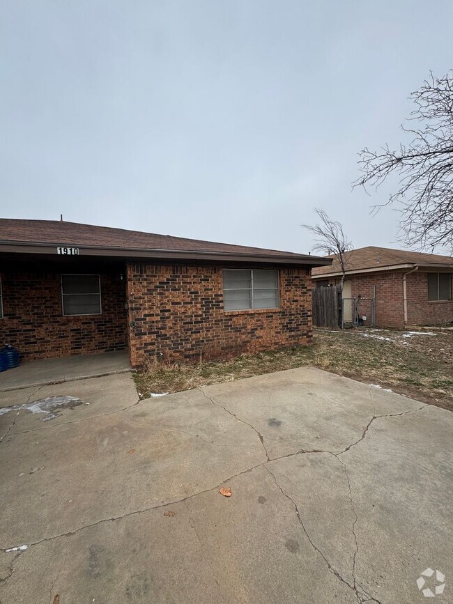 Building Photo - Great Duplex in Medical District 2 Bedroom...