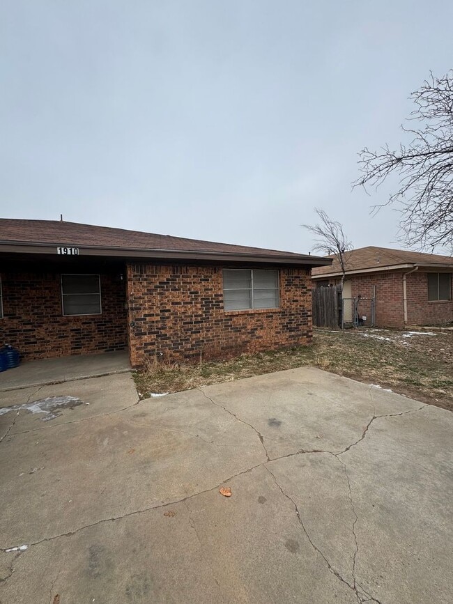 Building Photo - Great Duplex in Medical District 2 Bedroom 1 Bath Washer and Dryer Hook Ups