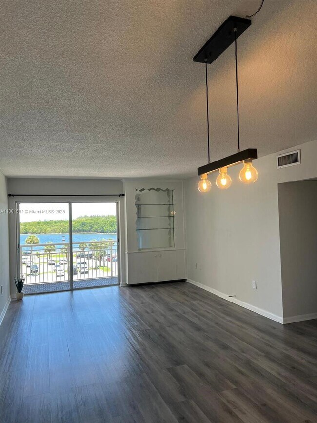 Building Photo - 400 Kings Point Dr