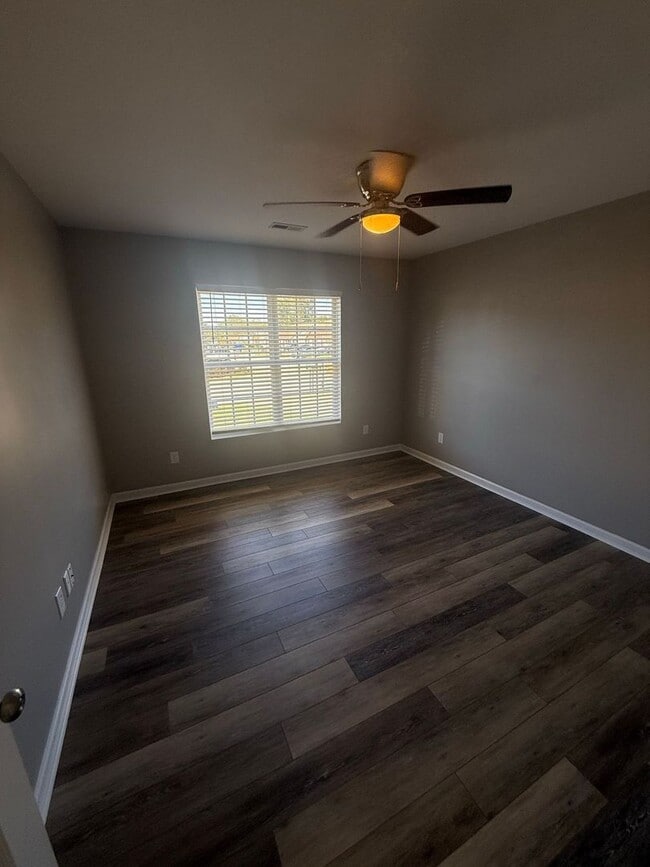 Building Photo - Newly Updated Ranch-Style Condo