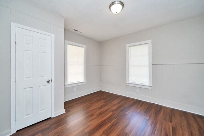 Building Photo - ? Adorable Bungalow Home in Highly Desirab...