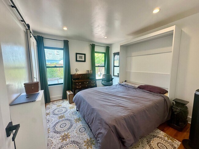 Building Photo - Palo Alto Dream Rental with Backyard Parad...