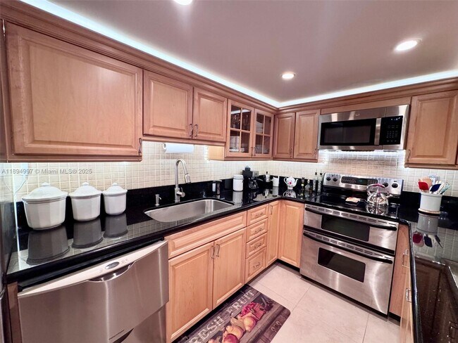 Building Photo - 6061 Collins Ave