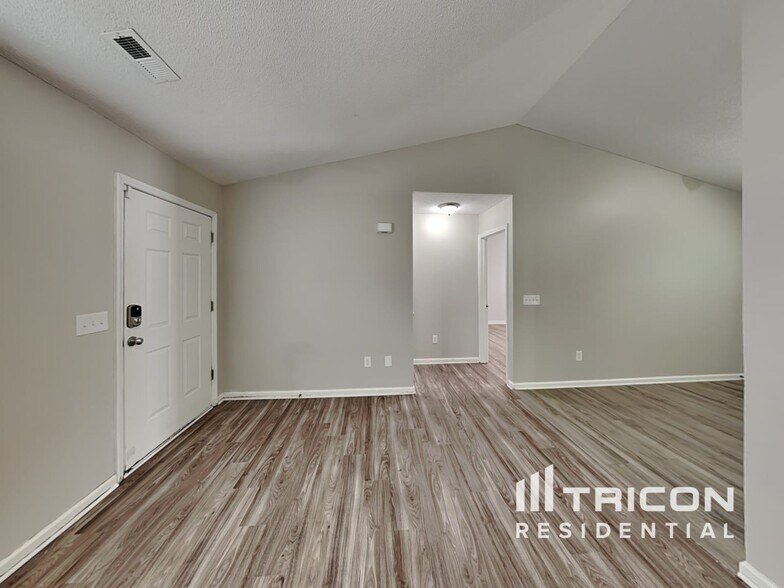 Building Photo - 2437 River Chase Dr