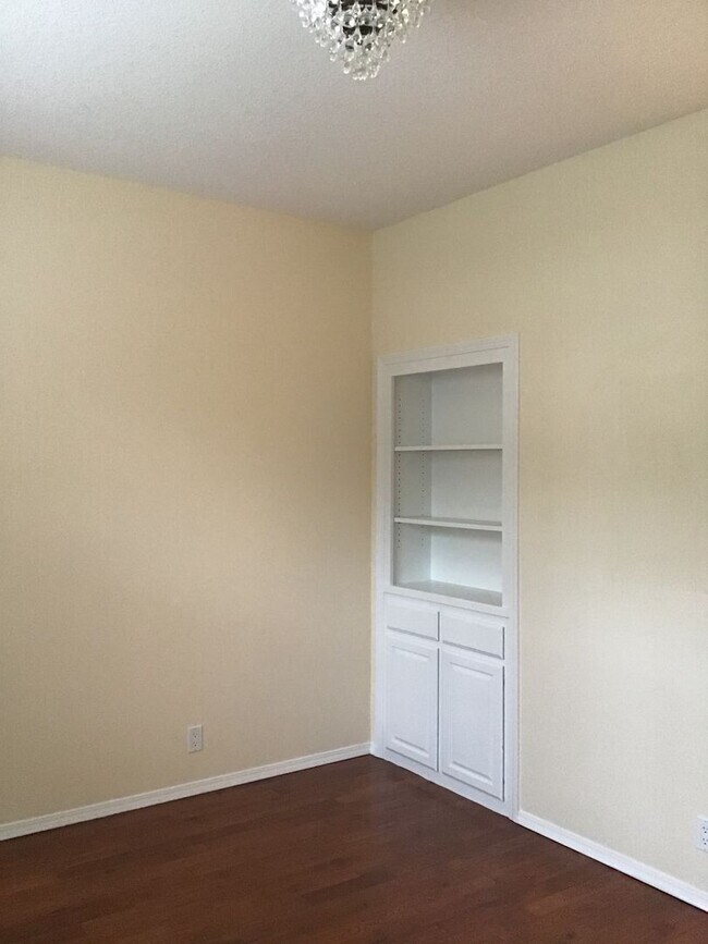 Building Photo - For Rent - Exceptional Murrayhill Location...