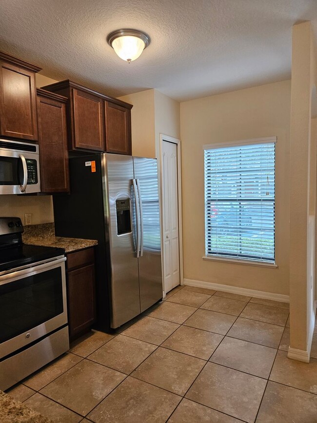 Building Photo - 2 bedroom 2 1/2 bathroom town home Windsor...