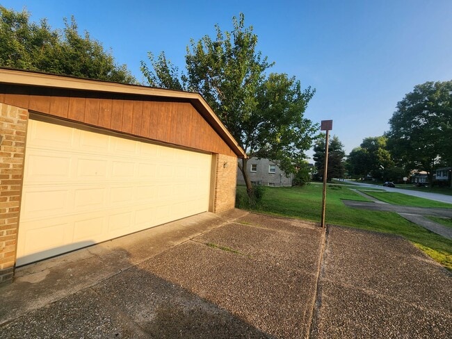 Building Photo - Lovely 4 bedroom 2 full bath bi-level home with large garage