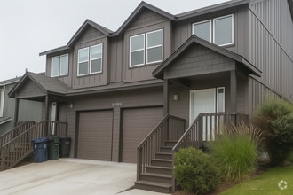 Building Photo - Gorgeous 3x2.5 duplex unit with a fenced b...